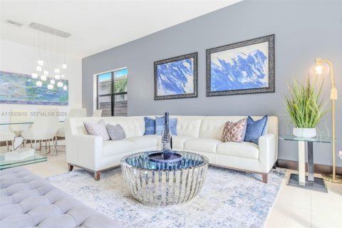 House in Miami, Florida 5 bedrooms, 282.89 sq.m. № 2010784 - photo 8