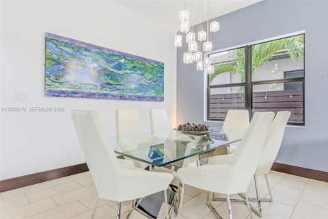 House in Miami, Florida 5 bedrooms, 282.89 sq.m. № 2010784 - photo 9