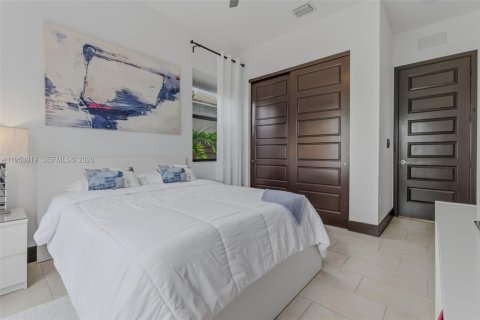 House in Miami, Florida 5 bedrooms, 282.89 sq.m. № 2010784 - photo 30