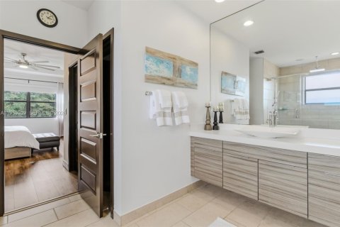 House in Miami, Florida 5 bedrooms, 282.89 sq.m. № 2010784 - photo 28