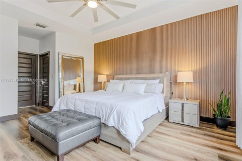 House in Miami, Florida 5 bedrooms, 282.89 sq.m. № 2010784 - photo 25