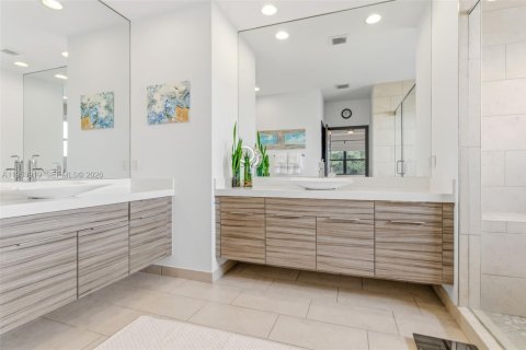 House in Miami, Florida 5 bedrooms, 282.89 sq.m. № 2010784 - photo 26