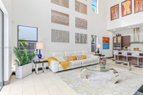 House in Miami, Florida 5 bedrooms, 282.89 sq.m. № 2010784 - photo 16