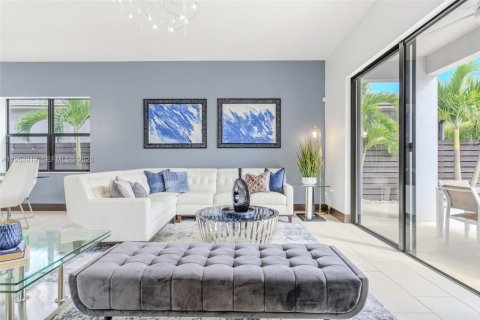 House in Miami, Florida 5 bedrooms, 282.89 sq.m. № 2010784 - photo 7