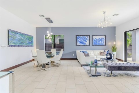 House in Miami, Florida 5 bedrooms, 282.89 sq.m. № 2010784 - photo 5