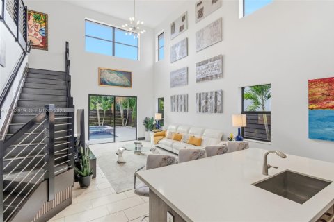 House in Miami, Florida 5 bedrooms, 282.89 sq.m. № 2010784 - photo 13