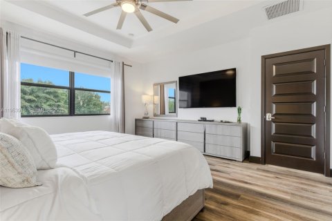 House in Miami, Florida 5 bedrooms, 282.89 sq.m. № 2010784 - photo 23