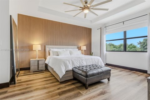 House in Miami, Florida 5 bedrooms, 282.89 sq.m. № 2010784 - photo 22