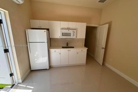 Propiedad comercial en Miami, Florida 1 dormitorio, 213.77 m2 № 2024616