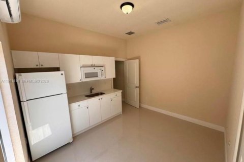 Immobilier commercial à louer à Miami, Floride: 1 chambre, 213.77 m2 № 2024616 - photo 2