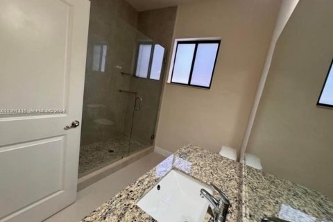 Immobilier commercial à louer à Miami, Floride: 1 chambre, 213.77 m2 № 2024616 - photo 3