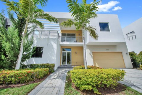 House in Doral, Florida 4 bedrooms, 336.68 sq.m. № 2362144