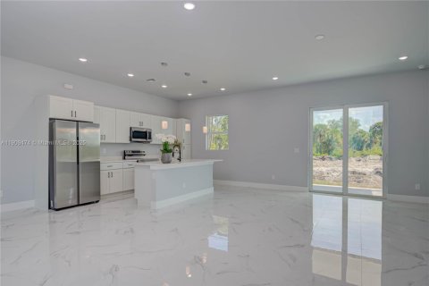 Купить виллу или дом в Лихай-Эйкерс, Флорида 3 спальни, 151.62м2, № 1965174 - фото 2