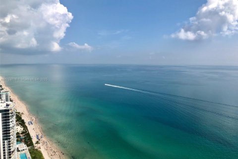 Condo in Hallandale Beach, Florida, 1 bedroom  № 1738553 - photo 2