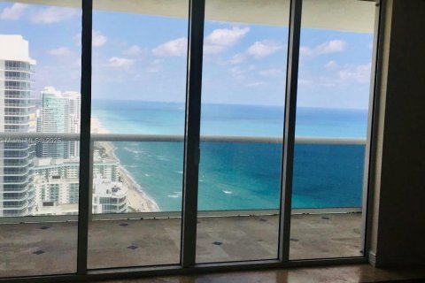 Condo in Hallandale Beach, Florida, 1 bedroom  № 1738553 - photo 4