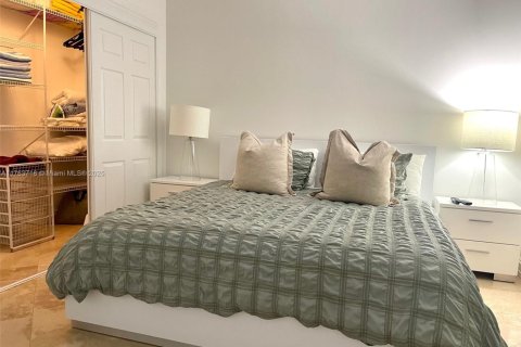 Condo in Hallandale Beach, Florida, 1 bedroom  № 1738553 - photo 18
