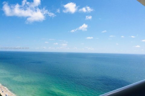 Condo in Hallandale Beach, Florida, 1 bedroom  № 1738553 - photo 1