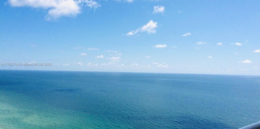 Condo in Hallandale Beach, Florida, 1 bedroom  № 1738553