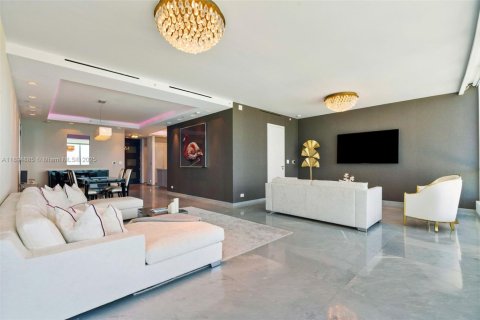 Condo in Miami Beach, Florida, 2 bedrooms № 1950510 - photo 12