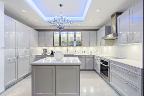 Condo in Miami Beach, Florida, 2 bedrooms № 1950510 - photo 13