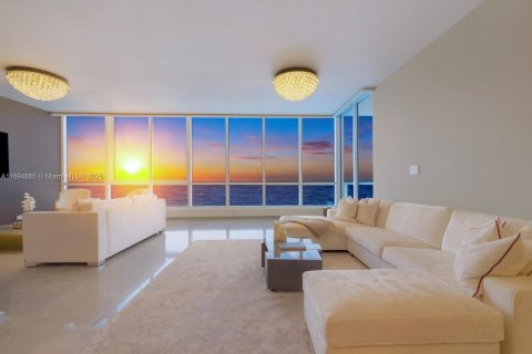 Condo in Miami Beach, Florida, 2 bedrooms № 1950510 - photo 2