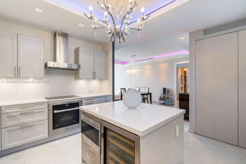 Condo in Miami Beach, Florida, 2 bedrooms № 1950510 - photo 15