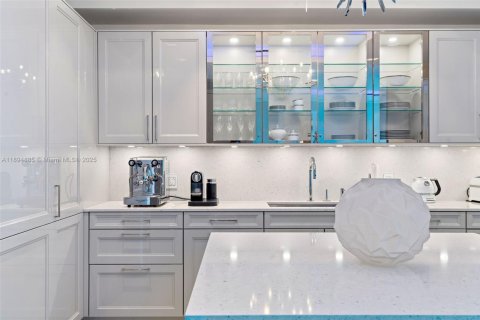 Condo in Miami Beach, Florida, 2 bedrooms № 1950510 - photo 16