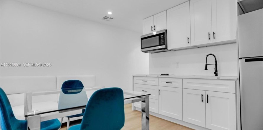 House in Hallandale Beach, Florida 1 bedroom, 55.74 sq.m. № 2019031