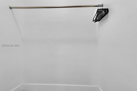 House in Hallandale Beach, Florida 1 bedroom, 55.74 sq.m. № 2019031 - photo 11