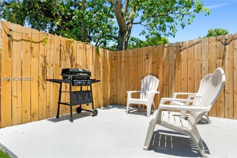 House in Hallandale Beach, Florida 1 bedroom, 55.74 sq.m. № 2019031 - photo 12