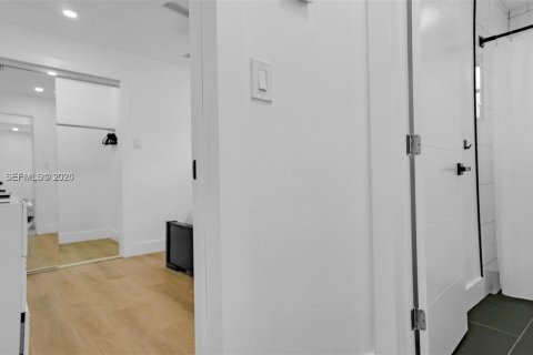 House in Hallandale Beach, Florida 1 bedroom, 55.74 sq.m. № 2019031 - photo 6