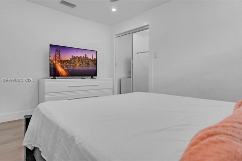 House in Hallandale Beach, Florida 1 bedroom, 55.74 sq.m. № 2019031 - photo 9