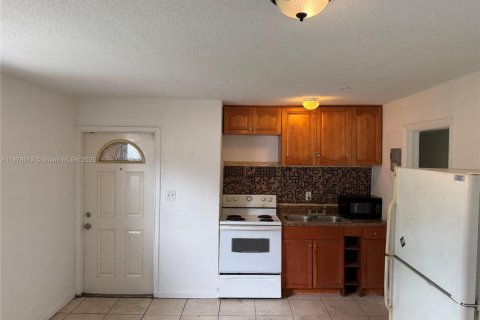 Villa ou maison à louer à Fort Lauderdale, Floride: 2 chambres, 110.55 m2 № 1927653 - photo 1
