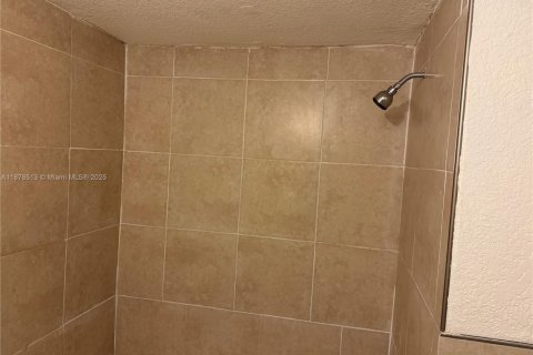 Villa ou maison à louer à Fort Lauderdale, Floride: 2 chambres, 110.55 m2 № 1927653 - photo 2