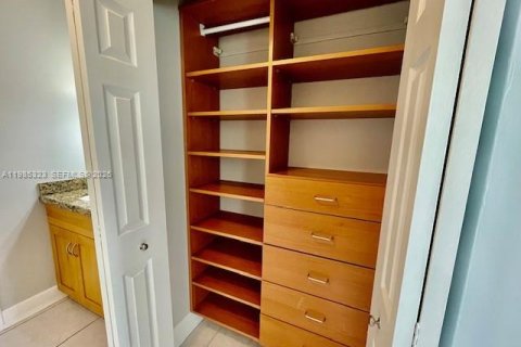 Condominio en alquiler en Miami, Florida, 2 dormitorios, 90.67 m2 № 2048175 - foto 15