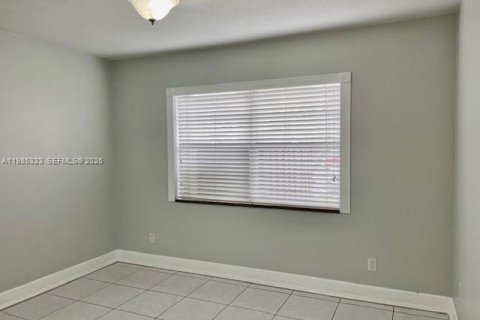 Condominio en alquiler en Miami, Florida, 2 dormitorios, 90.67 m2 № 2048175 - foto 18