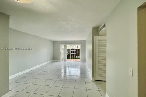 Condominio en alquiler en Miami, Florida, 2 dormitorios, 90.67 m2 № 2048175 - foto 4