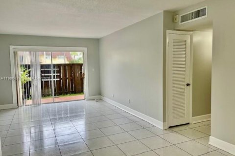 Condominio en alquiler en Miami, Florida, 2 dormitorios, 90.67 m2 № 2048175 - foto 6