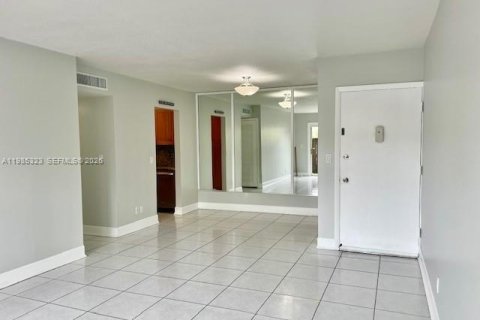 Condominio en alquiler en Miami, Florida, 2 dormitorios, 90.67 m2 № 2048175 - foto 5