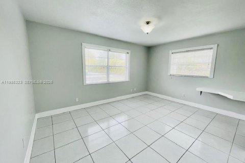 Condominio en alquiler en Miami, Florida, 2 dormitorios, 90.67 m2 № 2048175 - foto 12