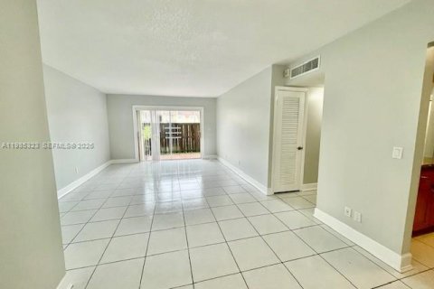 Condominio en alquiler en Miami, Florida, 2 dormitorios, 90.67 m2 № 2048175 - foto 3