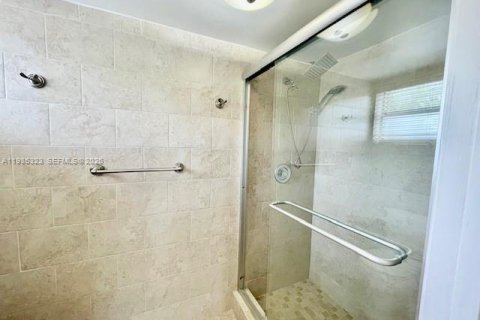 Condominio en alquiler en Miami, Florida, 2 dormitorios, 90.67 m2 № 2048175 - foto 14