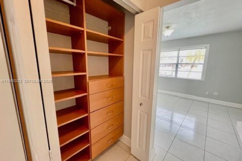 Condominio en alquiler en Miami, Florida, 2 dormitorios, 90.67 m2 № 2048175 - foto 16