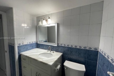 Condominio en alquiler en Miami, Florida, 2 dormitorios, 90.67 m2 № 2048175 - foto 19