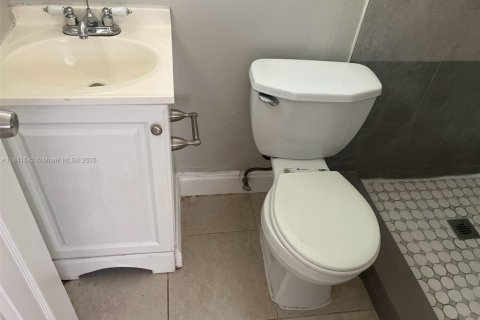 House in Hollywood, Florida 3 bedrooms, 100.71 sq.m. № 2068308 - photo 17