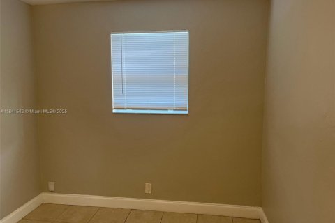 House in Hollywood, Florida 3 bedrooms, 100.71 sq.m. № 2068308 - photo 20