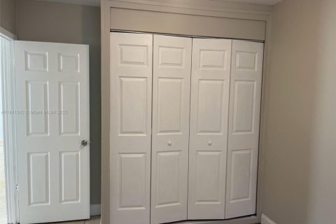 House in Hollywood, Florida 3 bedrooms, 100.71 sq.m. № 2068308 - photo 21