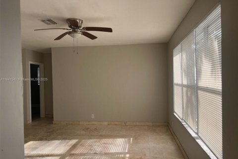 House in Hollywood, Florida 3 bedrooms, 100.71 sq.m. № 2068308 - photo 2