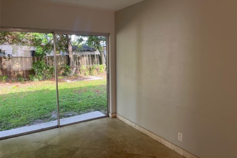 House in Hollywood, Florida 3 bedrooms, 100.71 sq.m. № 2068308 - photo 7