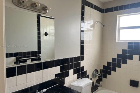 House in Hollywood, Florida 3 bedrooms, 100.71 sq.m. № 2068308 - photo 25